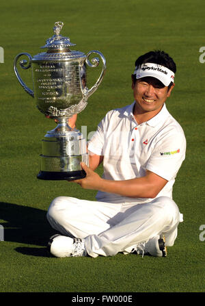 August 16, 2009 - Chaska, MN, UNITED STATES - Y.E. Yang of Korea holds the Wanamaker Trophy after winning the 2009 PGA Championship at Hazeltine National Golf Club on Aug 16, 2009 in Chaska, MN...ZUMA Press/Scott A. Miller (Credit Image: © Scott A. Miller via ZUMA Wire) Stock Photo