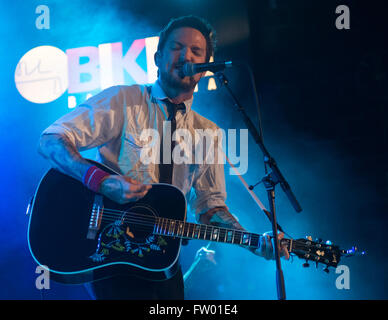 Barcelona, Spain. 30 March 2016. English folk singer Frank Turner performs live in the Bikini concert hall singing songs of his new album “Positive songs for negative people” Credit:  Victor Puig/Alamy Live News Stock Photo