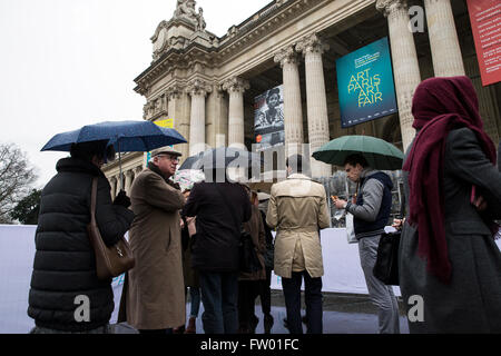 Paris, France. 30th Mar, 2016. Visitors wait in line to access the preview of the Paris Art Fair, at the Grand Palais in Paris, France, March 30, 2016. The Paris Art Fair 2016 will open from March 31st to April 3rd, with the participantion of over 150 art galleries from all over the world. © Theo Duval/Xinhua/Alamy Live News Stock Photo