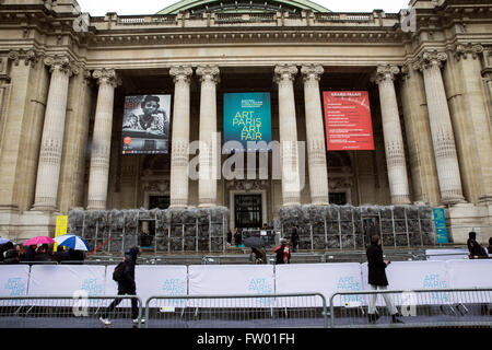 Paris, France. 30th Mar, 2016. Pedestrians walk past the Grand Palais where the Paris Art Fair will be held, in Paris, France, March 30, 2016. The Paris Art Fair 2016 will open from March 31st to April 3rd, with the participantion of over 150 art galleries from all over the world. © Theo Duval/Xinhua/Alamy Live News Stock Photo