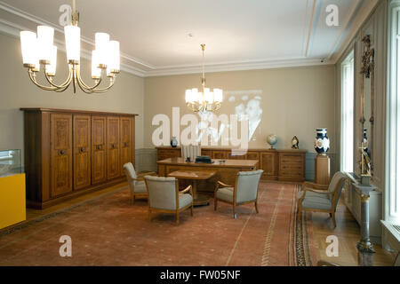 Berlin, Germany. 31st Mar, 2016. A view of the office of former GDR President Wilhelm Pieck in the exhibition 'Palaces for the State Visitor. State visits in the divided Germany' in Schoenhausen Palace in Berlin, Germany, 31 March 2016. From 01 April until 03 July 2016, The Prussian Palaces and Gardens Foundation Berlin-Brandenburg is showing the exhibition in Schoenhausen Palace. The Schoenhausen Palace was the guest house of the German Democratic Republic between 1966 and 1990. Photo: JOERG CARSTENSEN/dpa/Alamy Live News Stock Photo