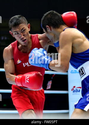 Qian'an, China's Hebei Province. 31st Mar, 2016. Rogen Landon(L) of the Philippines competes with Devendro Singh Laishram of India during their men's 64kg category of Asia/Oceania Zone boxing event qualifier for 2016 Rio Olympic Games in Qian'an, north China's Hebei Province, March 31, 2016. Rogen Landon won the match 3-0. © Yang Shiyao/Xinhua/Alamy Live News Stock Photo