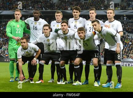 Munich, Germany. 29th Mar, 2016. Germany's squad poses for a group picture, including (front L-R) Mario Goetze, Sebastian Rudy, Jonas Hector, Thomas Mueller, Mesut Oezil (back L-R) Marc-Andre ter Stegen, Antonio Ruediger, Toni Kroos, Mats Hummels, Julian Draxler, Shkodran Mustafi, prior to the international friendly soccer match between Germany and Italy at the Allianz Arena in Munich, Germany, 29 March 2016. Photo: ANDREAS GEBERT/dpa/Alamy Live News Stock Photo