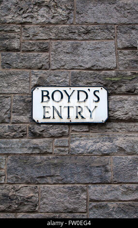 The street sign for Boyds Entry in the city of Edinburgh, Scotland.  It was on this site in the 18th Century where the Boyds Inn Stock Photo