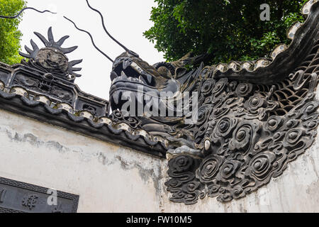 Dragon detail On the wall in Yuyuan Garden, Shanghai China Stock Photo