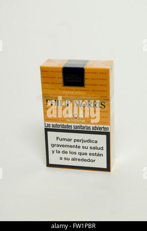 Philip morris cigarettes packet hi-res stock photography and images