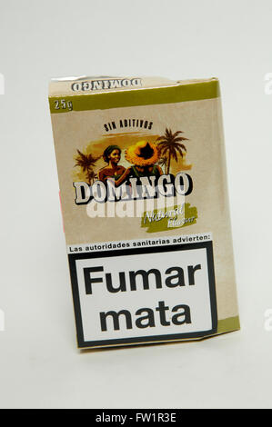 Domingo hand rolling tobacco hi-res stock photography and images