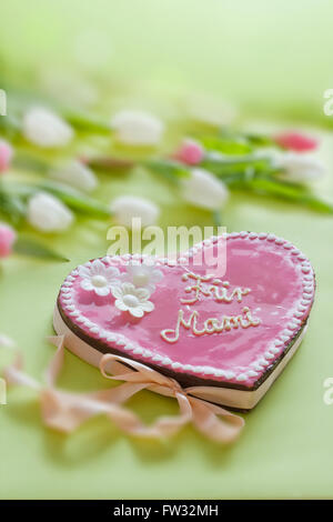 Pink cake with lettering that says Für Mami, For Mom on Mother's Day Stock Photo