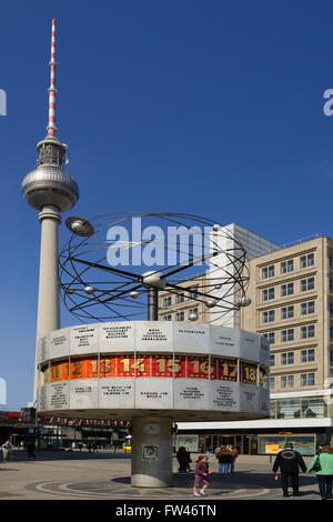 Weltzeituhr und der 369 Meter hohe Fernsehturm am Alexanderplatz, Berlin, Mitte, Deutschland, Europa, oeffentlicherGrund Stock Photo