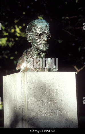James Joyce - bust at St. Stephen's Green, Dublin - Irish writer 2 February 1882 - 13 January 1941. Wrote Ulysses. Stock Photo
