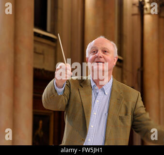 Ben Gunner, conductor of The Orchestra of London and The Royal Free Singers, director of Musica Europa, launched 1989, that arranges foreign tours for orchestras and choirs. rehearsing in Eton College School Hall. Stock Photo