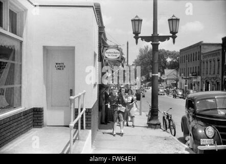 'White Ladies Only' restroom on a street in Durham, North Carolina, USA. Photo by Jack Delano, 1940. Stock Photo