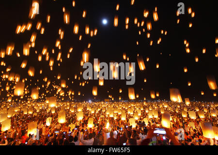People letting sky lanterns rise, light and peace festival, World Peace Festival the Dhammakaya Foundation, Dawei Stock Photo