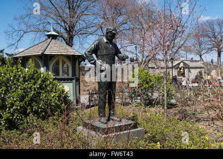 A statue of Fred Lebow, the founder of the New York Marathon, is located near Engineers' Gate in Central Park, NYC, USA Stock Photo