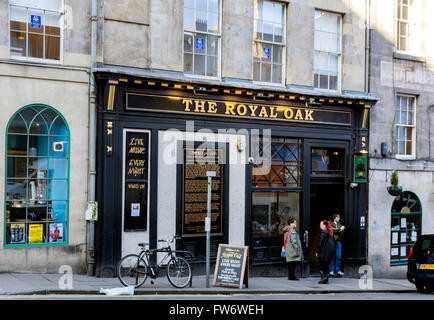 The Royal Oak traditional pub in Edinburgh's Infirmary Street is well known as a folk music. venue. Stock Photo