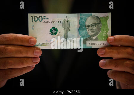 Bogota, Colombia. 31st Mar, 2016. A person holds the new 100 thousand pesos banknote, presented by the Bank of the Republic in Bogota, Colombia, on March 31, 2016. The Bank of the Republic put into circulation the new 100 thousand pesos banknote. © Mauricio Alvarado/Colprensa/Xinhua/Alamy Live News Stock Photo