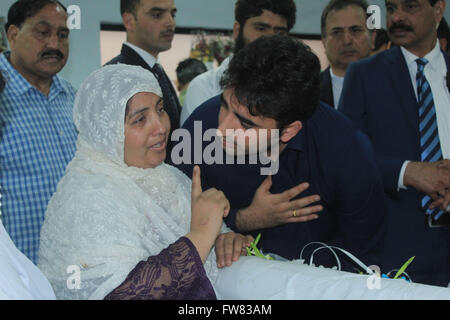Lahore, Pakistan. 16th Dec, 2014. Pakistan Peoples Party (PPP) Chairman, Bilawal Bhutto Zardari visits and inquires about the health of injured victims of suicidal bomb blast at Gulshan-e-Iqbal Park at Jinnah Hospital. © Rana Sajid Hussain/Pacific Press/Alamy Live News Stock Photo