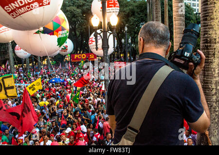 Sao Paulo, Brazil, March 31, 2016. Unionists and Workers Party (PT) supporters demonstrate in support of President Dilma Rousseff and former President Luiz Inacio Lula da Silva in Se Square, downtown Sao Paulo. Credit:  Alf Ribeiro/Alamy Live News Stock Photo