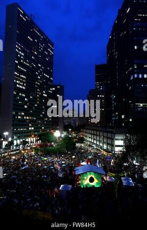 Rio De Janeiro, Brazil. 31st Mar, 2016. Demonstrators take part in an event to mark the 'National Day in Defense of Democracy' against the impeachment of President Dilma Rousseff in Rio de Janeiro, Brazil, on March 31, 2016. © AGENCIA ESTADO/Xinhua/Alamy Live News Stock Photo