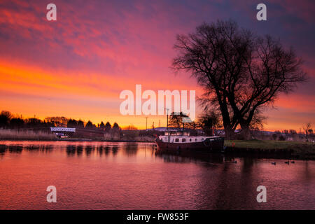 Rufford, Lancashire, UK. 1st April 2016.   UK Weather. A cold, crisp, calm, purple dawn (Twilight crepuscular rays) a phenomenon which lasts a few minutes, with associated sunrise over wonderful part of rural Lancashire on the Rufford Branch of the Leeds and Liverpool canal. Credit:  Mar Photographics/Alamy Live News. Stock Photo