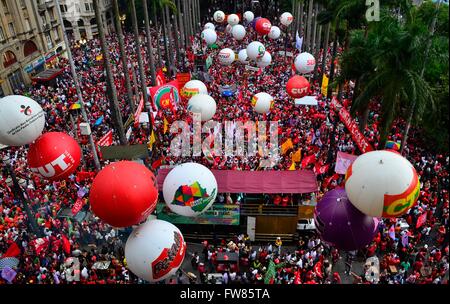 Rio de Janeiro, Brazil. 31st March, 2016. Thousands of supporters of former President Lula da Silva and current President Dilma Rousseff rally outside the Se Square March 31, 2016 in Sao Paulo, Brazil. The government of President Dilma Rousseff is facing waves of protests as the economy sinks and a massive corruption scandal rocks her administration. Credit:  Planetpix/Alamy Live News Stock Photo