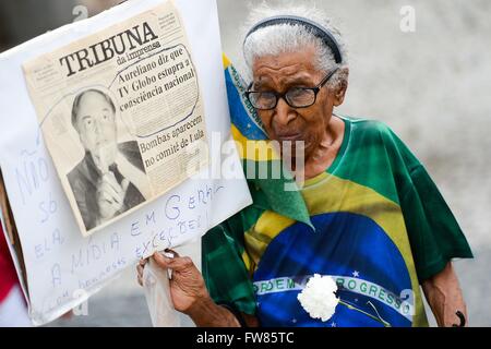 Rio de Janeiro, Brazil. 31st March, 2016. An elderly woman protester show her supporter of former President Lula da Silva and current President Dilma Rousseff during a rally March 31, 2016 in Rio de Janeiro, Brazil. The government of President Dilma Rousseff is facing waves of protests as the economy sinks and a massive corruption scandal rocks her administration. Credit:  Planetpix/Alamy Live News Stock Photo