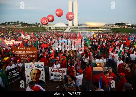 Rio de Janeiro, Brazil. 31st March, 2016. Thousands of pro-government supporters rally outside Congress against impeachment of President Dilma Rousseff March 31, 2016 in Rio de Janeiro, Brazil. The government of President Dilma Rousseff is facing waves of protests as the economy sinks and a massive corruption scandal rocks her administration. Credit:  Planetpix/Alamy Live News Stock Photo