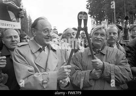 Foreign minister Hans-Dietrich Genscher (l) and his Czechoslovakian colleague Jiri Dienstbier (l) have cut through the barbed wire at the Bavarian-Czech border one day after the opening of Berlin Wall on 23 December 1989. Stock Photo
