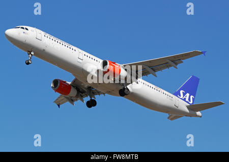 SAS, Scandinavian Airlines, Airbus A321, OY-KBH, flight SK1421 from Stockholm on final approach and go-around at CPH, Copenhagen Stock Photo