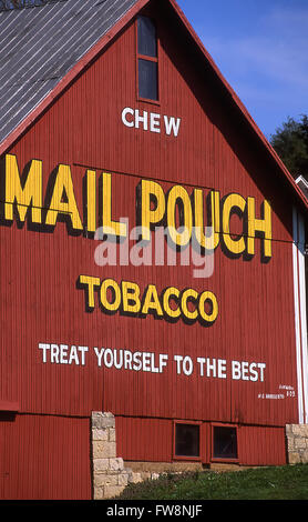 In a throw back to the period of the 1950s and earlier, a barn sports advertising in billboard fashion. Lanesville, Indiana, USA. Stock Photo