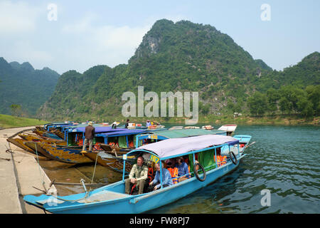 Ke Bang cave, an amazing, wonderful cavern at Bo Trach, Vietnam, is world heritage of Viet Nam, traveller visit by boat on water Stock Photo