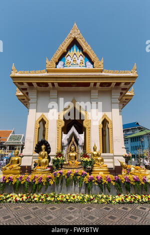 Golden Buddha statues in the courtyard of the Wat Traimit Temple, Chinatown, Bangkok, Thailand Stock Photo