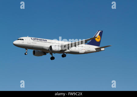 Lufthansa, Airbus A320, D-AIUK, flight LH826 from Frankfurt on final approach to Kastrup Airport, CPH, Copenhagen Denmark Stock Photo