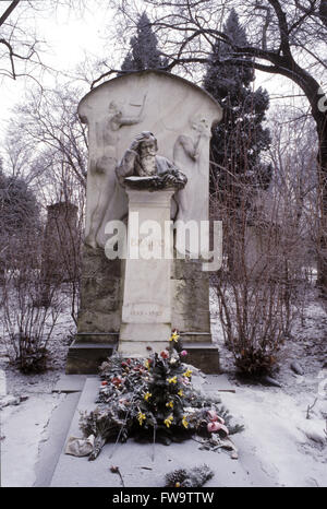 AUT, Austria, Vienna, the grave of the composer Johannes Brahms at the Central Cemetery.  AUT, Oesterreich, Wien, das Grab des K Stock Photo