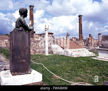 View of the Temple of Apollo with a statue in the foreground, Pompeii, Campania, Italy, Europe. Stock Photo