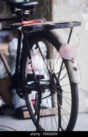 Singapore, Basket weavers shop, city scene, Old bicycle in city Stock Photo