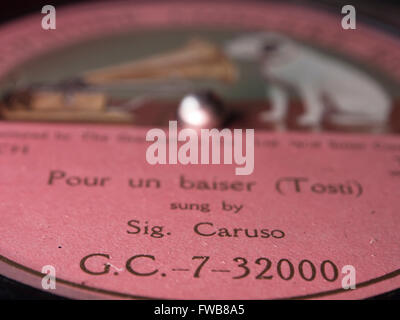 Sig. Enrico Caruso legendary tenor opera singer 'Pour un Baiser', close up of vintage record label ca 1909 Stock Photo