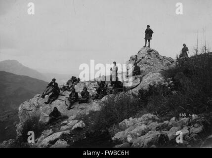 Albanian fighters with Italian soldiers during WWI in Macedonia, likely at Hill 1050. Circa 1916. Stock Photo