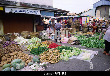 An early morning fruit and vegeatble market in the old town / city of Ipoh in Malaysia which is about 200km north of the captial Kuala Lumpur. Packed with locals searching for fresh food it is a sight that the adventurous traveller or back packer may see on theor travels off of the main toursit routes and city centre attractions. Stock Photo