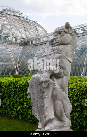 The Black Bull of Clarence, one of The Queen's Beasts in front of the Palm House at Kew Gardens.  DETAILS IN DESCRIPTION. Stock Photo