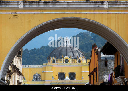 Arch of Santa Catalina, Antigua, UNESCO World Heritage Site, Guatemala, Central America