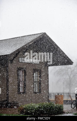 A freak April snow shower hits the Midwestern United States and Bartlett, Illinois and its namesake train station. Bartlett, Illinois, USA. Stock Photo