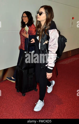 Tokyo, Japan. 1st Apr, 2016. Hailee Steinfeld is seen upon arrival at Haneda Airport on April 1, 2016 in Tokyo, Japan. © dpa/Alamy Live News Stock Photo