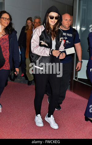 Tokyo, Japan. 1st Apr, 2016. Hailee Steinfeld is seen upon arrival at Haneda Airport on April 1, 2016 in Tokyo, Japan. © dpa/Alamy Live News Stock Photo