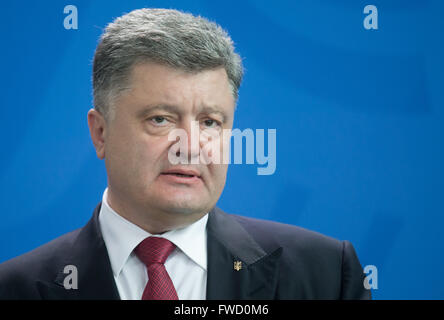 Berlin, Germany. 13th May, 2015. Ukrainian President Petro Poroschenko delivers a press conference in Berlin, Germany, 13 May 2015. Photo: KAY NIETFELD/dpa/Alamy Live News Stock Photo