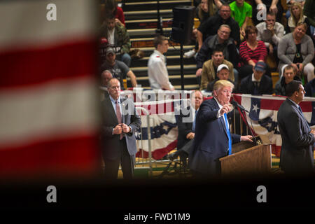 West Allis, Wisconsin USA - 3 April 2016 - Surrounded by flags and Secret Service agents, Donald Trump campaigns for the Republican presidential nomination. Credit:  Jim West/Alamy Live News Stock Photo