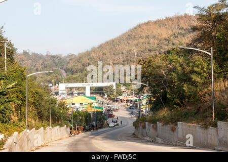 The Thailand - Myanmar border at Dan Singkhon (Thailand). La frontière Thaïlande - Myanmar à Dan Singkhon (Thaïlande). Stock Photo