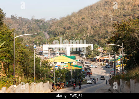 The Thailand - Myanmar border at Dan Singkhon (Thailand). La frontière Thaïlande - Myanmar à Dan Singkhon (Thaïlande). Stock Photo