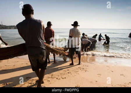 Sri Lanka, Trincomalee, Dutch Bay, fishermen fishing hauling in horseshoe nets from shore Stock Photo