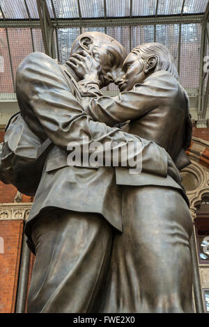 'The Meeting Place', a 9 metre high, 20 tonne bronze statue, at St. Pancras International Station, London. Designed by Paul Day. Stock Photo